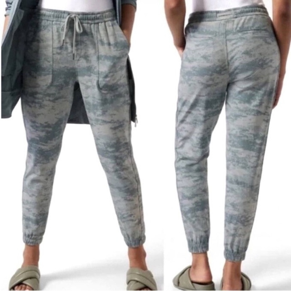 Athleta Womens Small Farallon Sweatpants Fog Sage Green Camo Athleisure